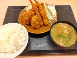 「秋の海鮮フライ定食」979円。定食ということで、とん汁（小）がセットになっています（※一部店舗では価格が異なります）