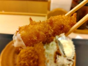 海老フライは安定のぷりっぷり。しっかり揚がっていて尻尾まで余裕の完食