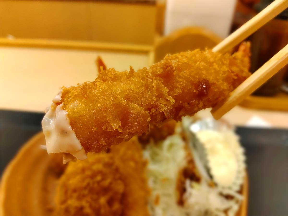 海老フライは安定のぷりっぷり。しっかり揚がっていて尻尾まで余裕の完食