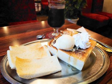 京成立石で愛される老舗『喫茶パール』の名物「ハニーアイストースト」とは？