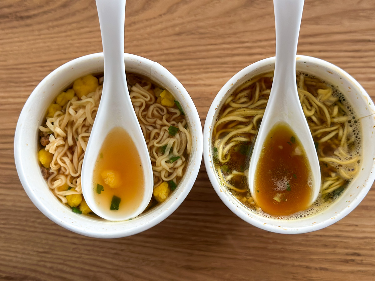 スープの色に注目! 左がセブンの「醤油ヌードル」、右がファミマの「背脂風中華そば」