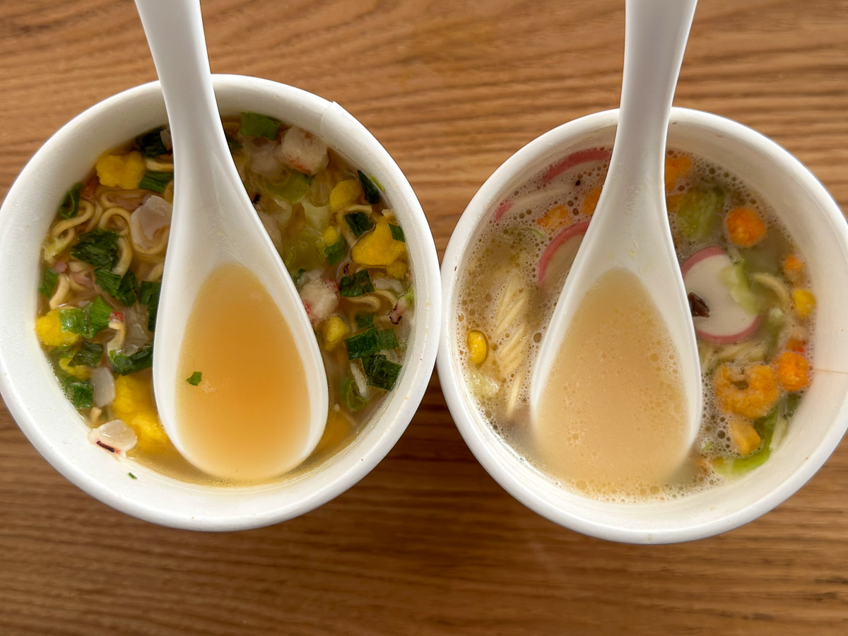 左がセブンの「シーフードヌードル」、右がファミマの「海鮮ちゃんぽん」。スープの色が違うのは、左は海鮮塩味で、右はとんこつスープだから