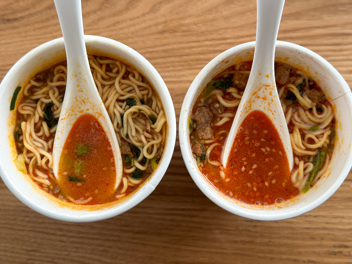 セブンの担々麺は、練りごまのまろやかさが特徴。ファミマの担々麺は、唐辛子と山椒の強さが特徴。