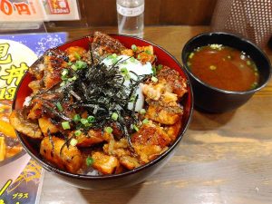 こちらが現物1300円（税込／店内飲食・テイクアウト共通）。ご飯は大盛り（無料）、赤だし（味噌汁）はサービス券を利用（※会計時にもらえます）