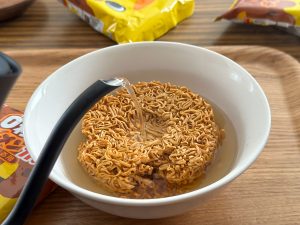 【検証】湯かけ禁止の「0秒チキンラーメン カレー味」に熱湯を注いだらマズいのか？