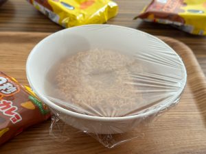 湯量が少ないので麺が沈まないので、ラップでフタをして蒸すようにして3分待機