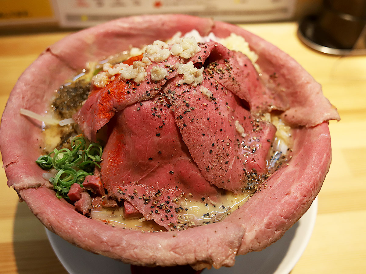 肉で丼が見えない！ 大阪の二郎系『麺屋104』で牛白湯×魚介の「牛ラーメン肉マシマシ」を食べてきた