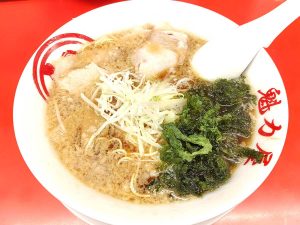 【実食レビュー】『ラーメン魁力屋』の秋の限定麺「あご煮干し醤油ラーメン」を食べてみた