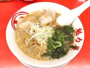 「あご煮干し醤油ラーメン」並869円、大1001円（税込）。オーダー時に麺の硬さと背脂の量（増減とも無料）をリクエストできます