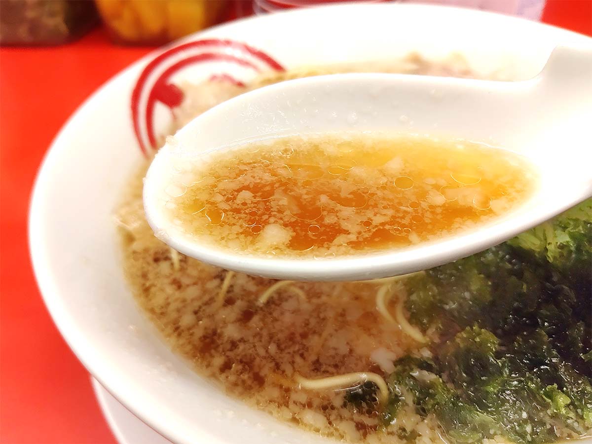 透き通った醤油スープに背脂が映えます。すっきりしながらコクのある味わい