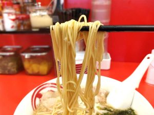 麺は細打ちストレート。パツパツと歯切れのよい食感がグー