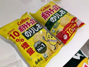 会場では旧製品とリニューアル品（写真左）の食べ比べが行われました