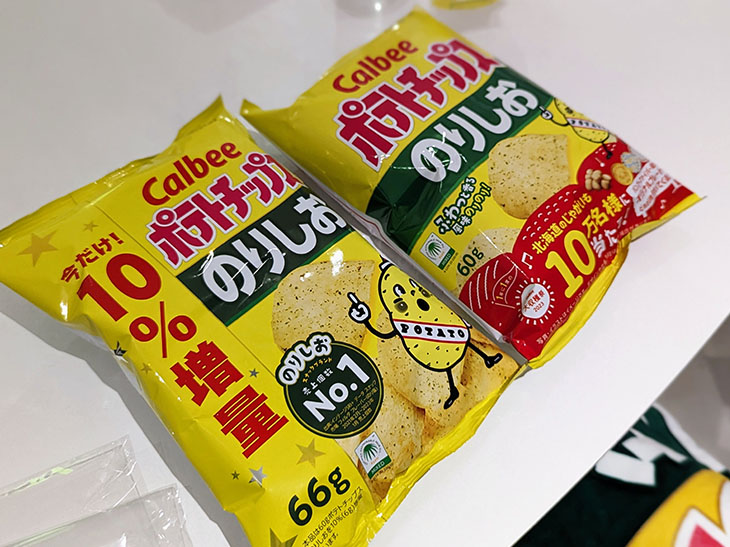 会場では旧製品とリニューアル品(写真左)の食べ比べが行われました