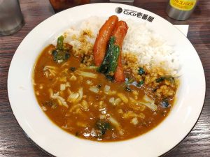 1112円（ポークカレー591円＋ソーセージ2本158円＋ハーフほうれん草121円＋チーズ242円／税込）