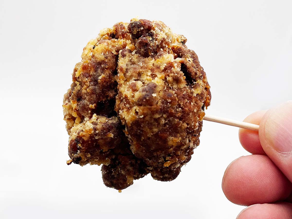 佐野市の名物から揚げ「佐野黒から揚げ」。ソースベースで『フライドチキンカメヤマ』をはじめ、佐野市内の全26店舗で提供されているそうです