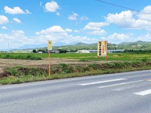 田園風景が続く中で突然現れる『かわとみ』の看板