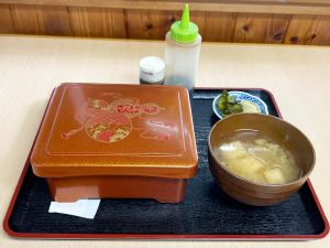 サーブされた「なすの蒲焼重」1100円（税込）