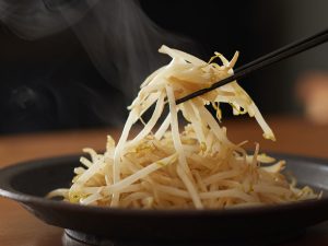 無限に食べられる「シャキシャキもやし炒め」の作り方【基本の料理】