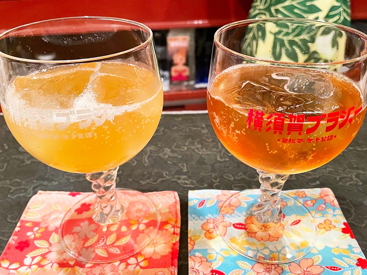 「横須賀ブラジャーシルク」(左)、「横須賀ブラジャーレギュラー」(右)