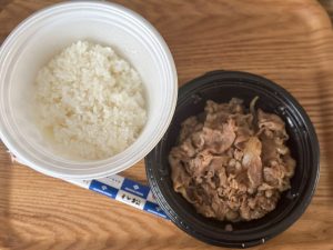 『松屋』の牛丼は、具材を直盛りか、セパレートにするかを選べる。今回は後者にしたのでごはんにつゆが染みていない