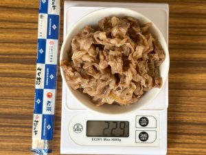 『松屋』の「あたま大盛」から肉だけを取り出して計ると肉量116g（写真は器の重量113gがプラスされた表示）