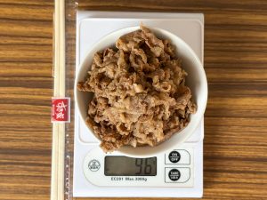 『すき家』の「中盛」から肉だけを取り出して計ると肉量は96g