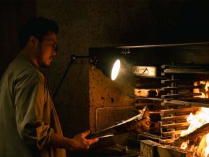 扱いが難しい薪火の熱を自在に操る石松シェフ。オープンキッチンでのシェフの巧みな調理にも注目が集まった