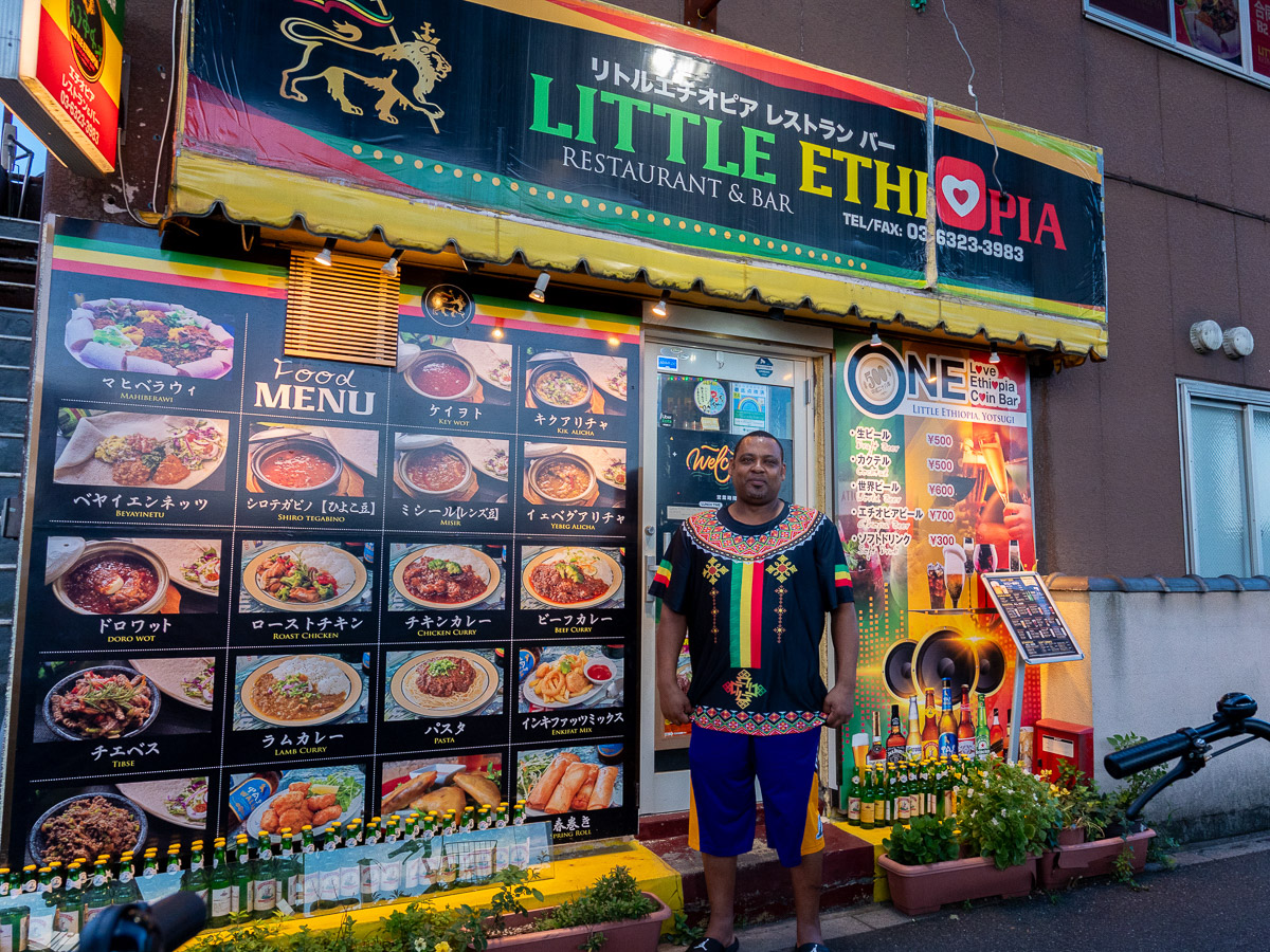 『リトルエチオピア レストランバー』店主のエフレム（Ephrem Haile）さん。服もエチオピアカラーでカッコいい！