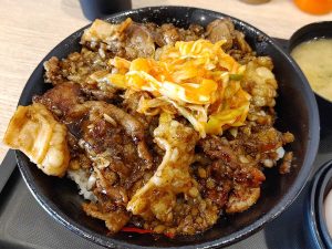 まさに肉尽くし！ 『伝説のすた丼屋』に登場した「豪快すたみなにくニク焼肉丼」がウマすぎた