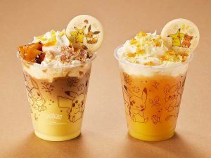 左「ピカチュウとイーブイの仲良しお芋マロンラテ」990円、右「ピカチュウとパモのパチパチ電気オレンジティー」990円（※価格は全て税込）