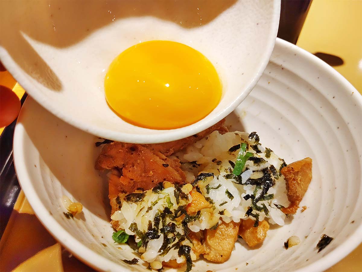 食べ方その4は「卵黄に絡めて」。濃厚な黄身の味わいが衝撃的!
