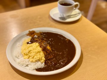 福岡の老舗カフェ『サン・フカヤ新天町』の名物「ふわふわ卵のとろまるカレー」が地元で愛されるワケ