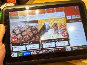 オーダーはテーブル設置のタブレットを使います