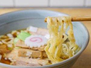 「だしそば」の麺。従来のラーメンの麺に比べ食感が特徴的