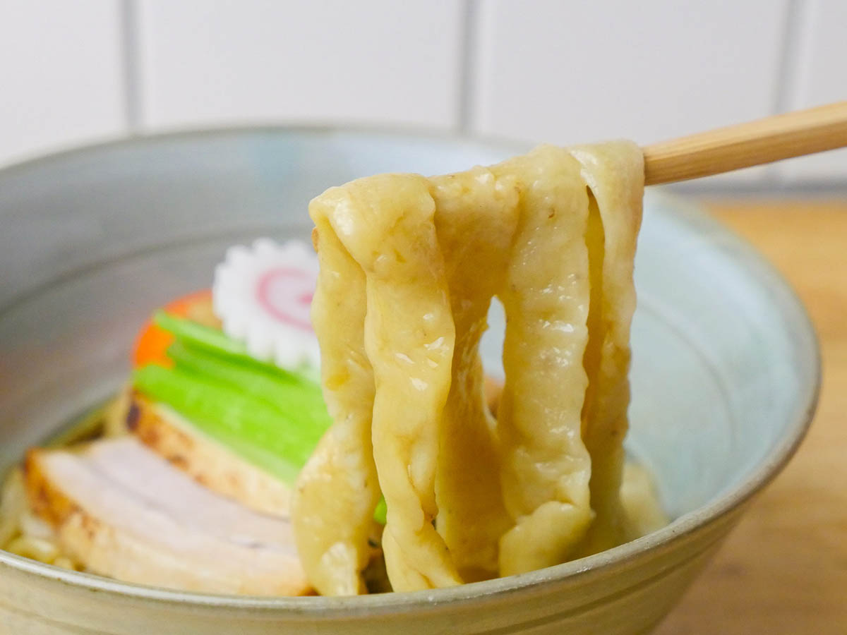 うどんにも近い極太麺は食べ応え抜群