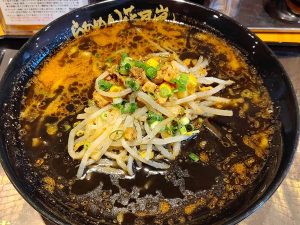 20年の集大成の味！ 『ラーメン花月嵐』の「黄金の味噌ラーメンBLACK」を食べてみた