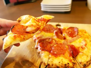 【大阪の行列店】本場NY仕込みのピザが格安で楽しめる『【A】PIZZA』が大人気のワケ