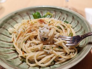 杵築の骨切り鱧と甘唐辛子のペペロンチーノ