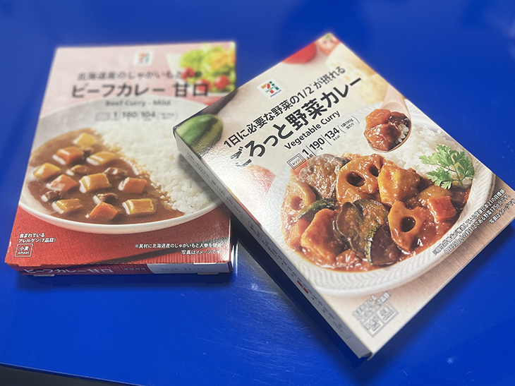 セブンプレミアム商品の「ビーフカレー甘口」と「ごろっと野菜カレー」