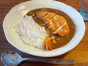 サラダチキンをカツに見立てた石本流「貧乏カツカレー」。結構美味しそうでしょ？