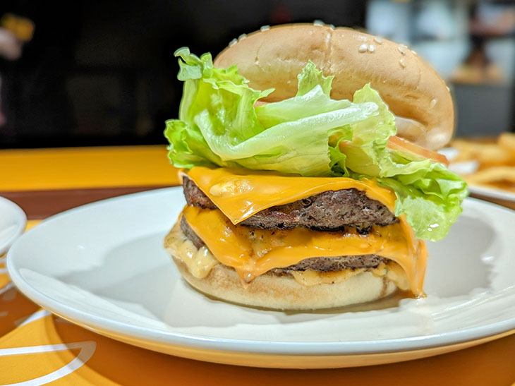 食べるべき一品はずばり「グリルビーフバーガー」590円