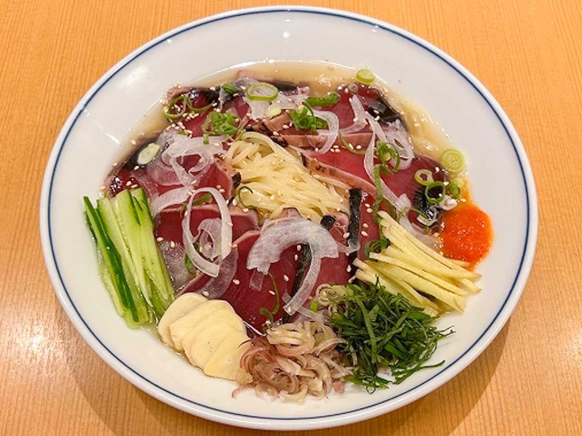 「旬の戻り鰹そば」1350円