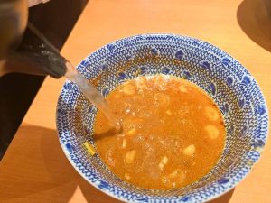 つけ麺の〆と言えば、もちろん割りスープ