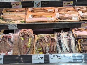 精肉コーナーには米沢牛を常時ラインアップし、鮮魚コーナーは丸物の他、塩だけで作った干物も売れ筋
