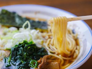 プリッとした食感で、スープとの相性が良い自家製麺