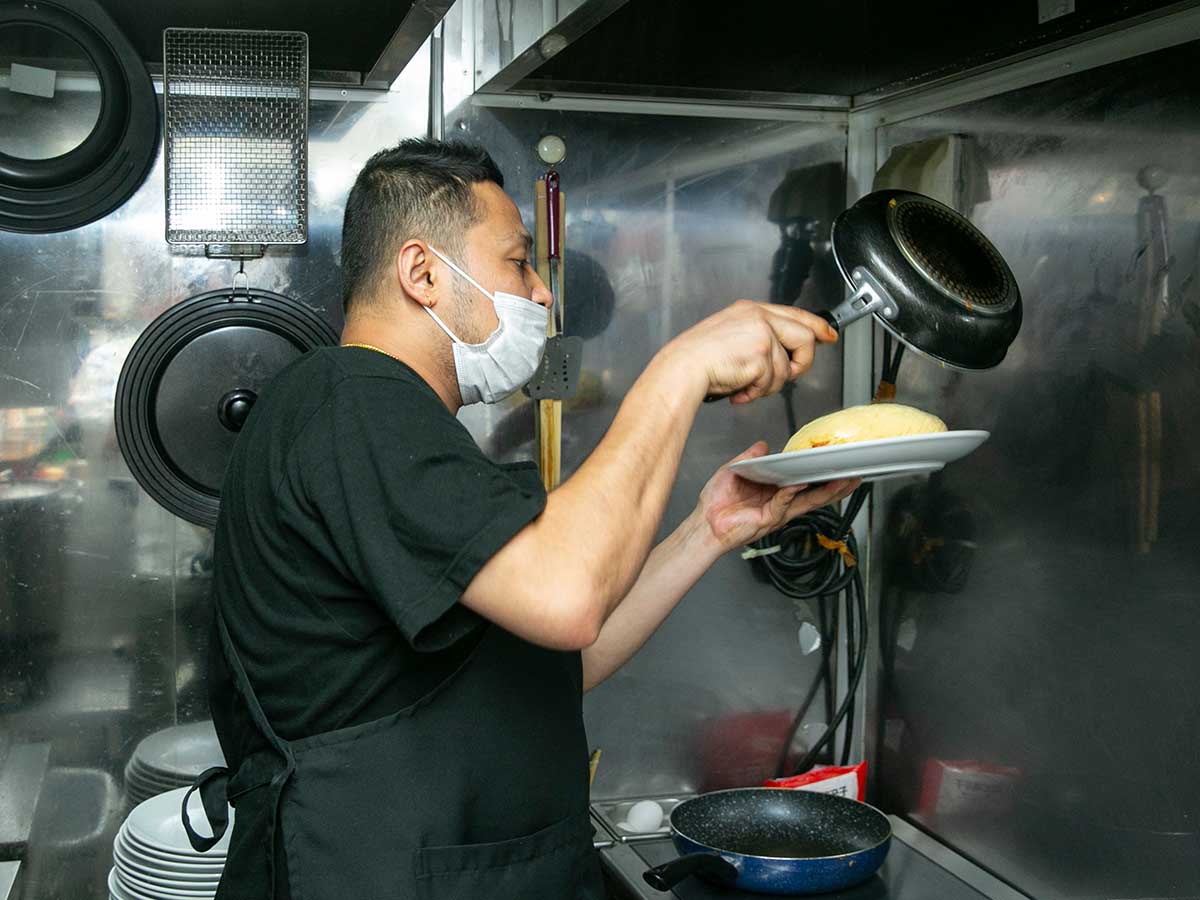 大きなチキンライスを覆うオムレツは、店主のカナルさんしか現在作れないとのこと。技を感じます