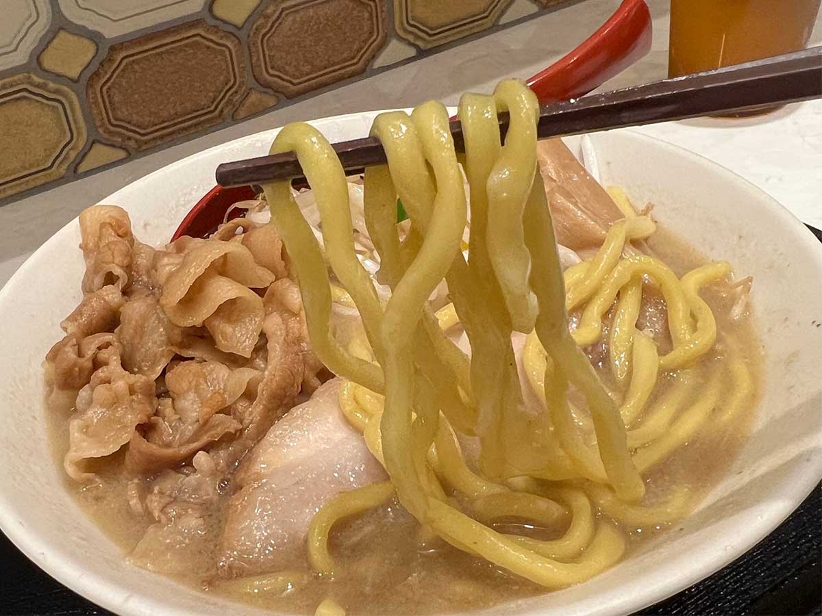 「三河屋製麺」に特注した花道庵専用太麺