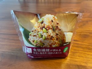 食物繊維が4.7g摂れる「枝豆と塩昆布おにぎり」