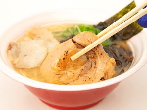 炙りチャーシューが美味しい「うるとら特製濃厚豚骨らーめん」