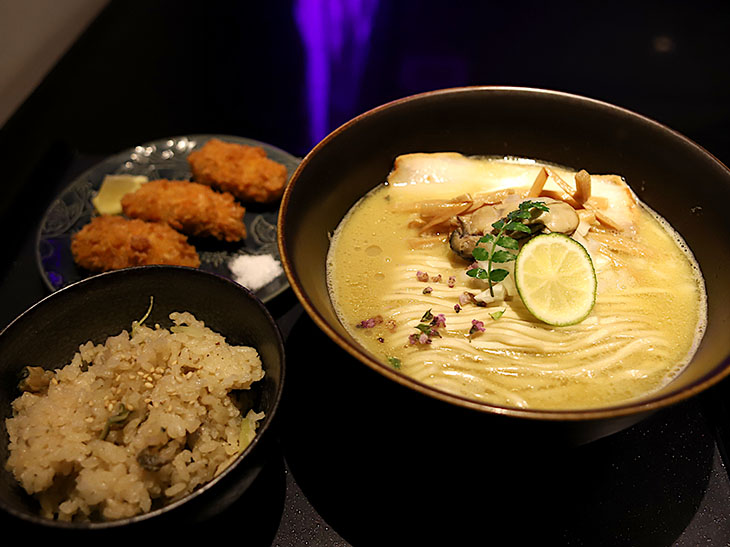 牡蠣白湯「超える」大盛 1150円 +カキフライ400円 + 牡蠣飯250円